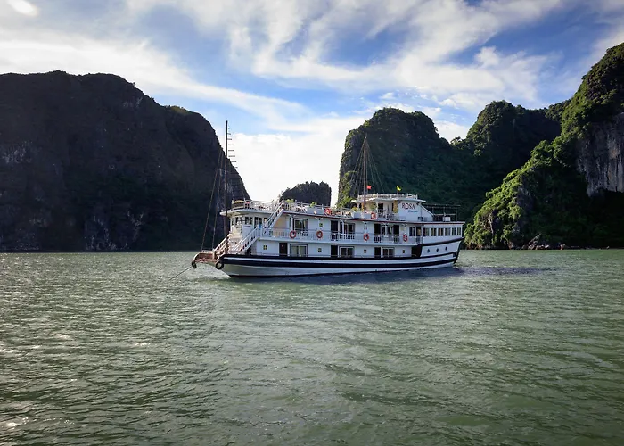 Rosa Cruise  Hạ Long